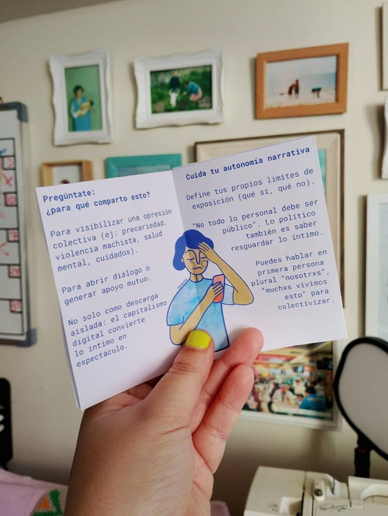 Una mano sostiene abierto el fanzine mostrando dos páginas interiores.
La página izquierda tiene el título “Pregúntate: ¿para qué comparto esto?” Incluye una ilustración de una persona de cabello azul usando un celular.
La página derecha tiene el título “Cuida tu autonomía narrativa”