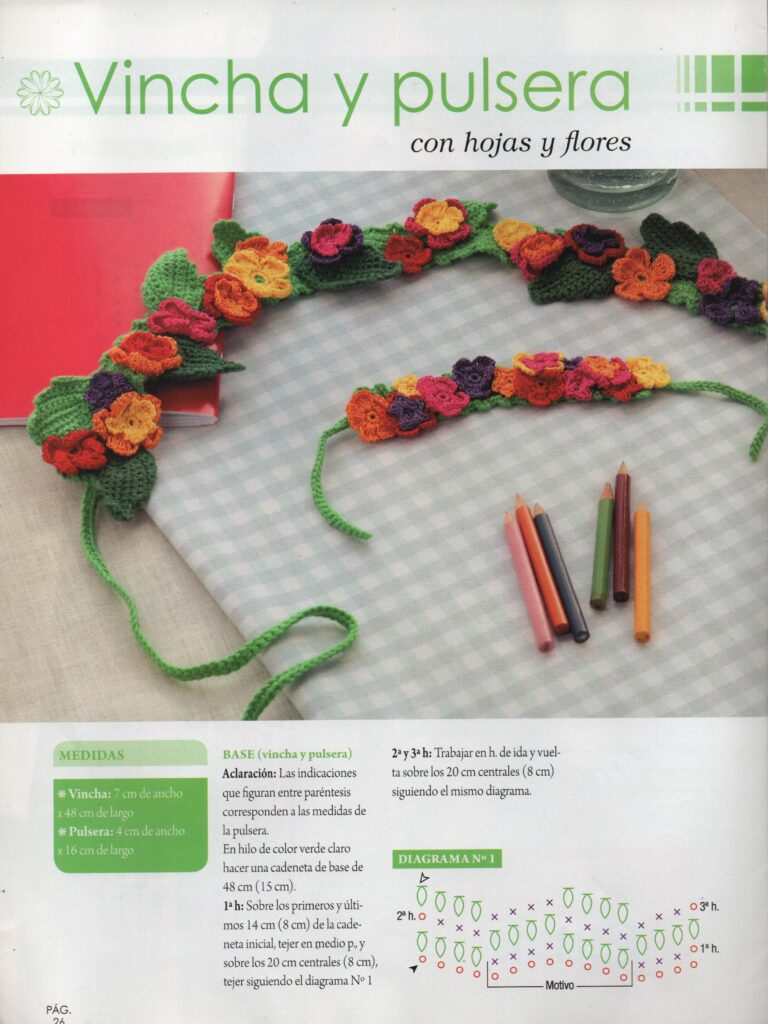 Pagina Vincha y Pulsera con hojas y flores. Muestra instrucciones de ganchillo para una diadema y una pulsera decoradas con coloridas flores y hojas de ganchillo. Los artículos terminados se muestran cerca de lápices de colores y un cuaderno rojo sobre una superficie a cuadros.