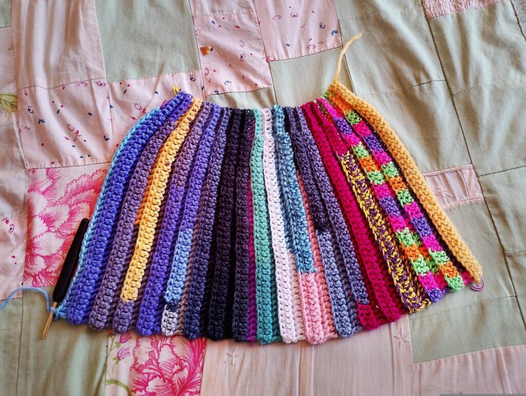Fotografiá donde se encuentra el tejido completo del gorro, formara un efecto tipo abanico debido a que los primero 6 puntos son bajos y los demás altos, este efecto es el que buscamos para que la copa del gorro quede mas pequeña y menos abultada.