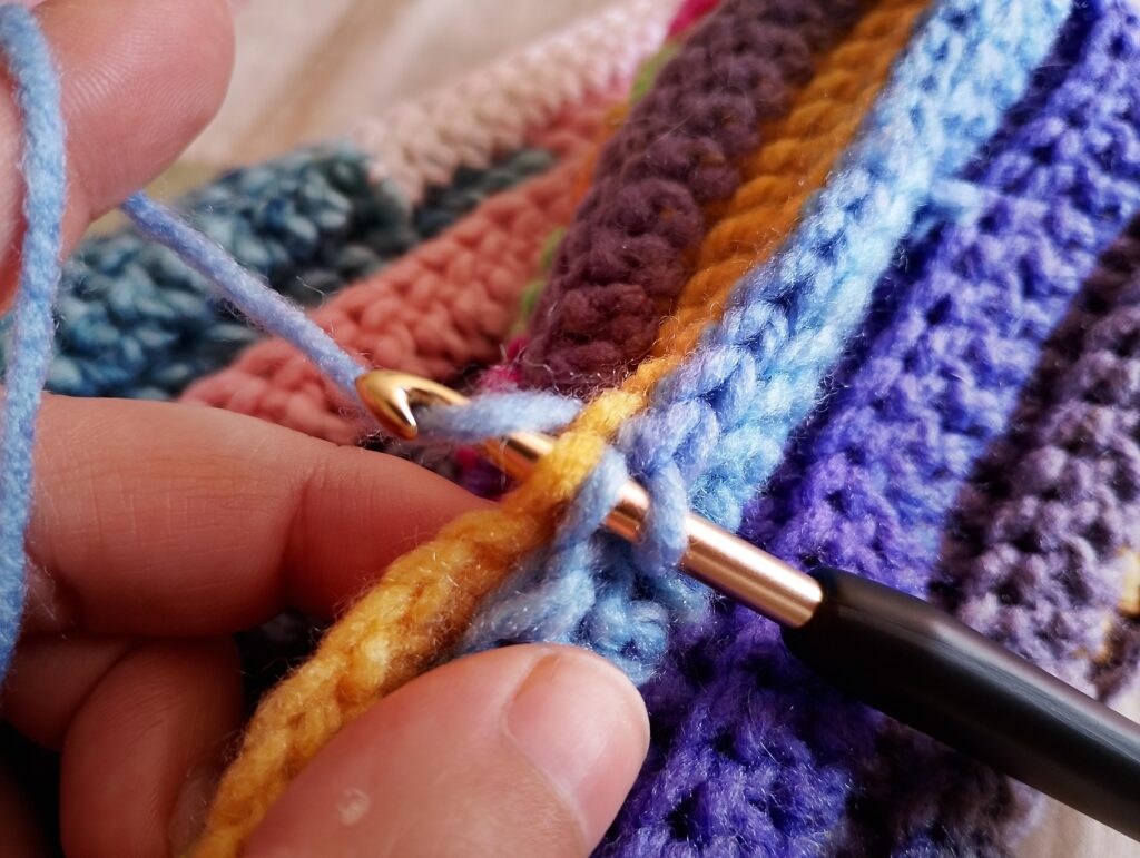 Fotografiá de detalle donde muestra como cerrar los laterales del gorro