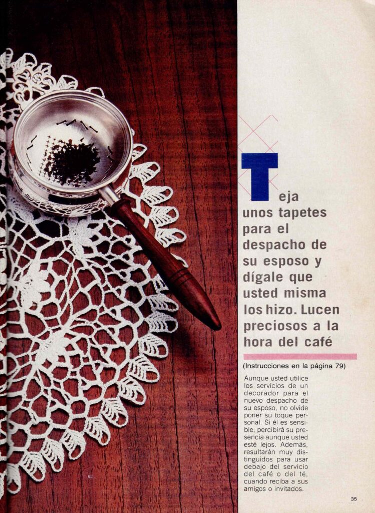 Página interior de la misma revista Hilos y Tejidos. A la izquierda se ve un tapete de crochet blanco sobre una mesa de madera con un pequeño colador de metal con mango de madera. A la derecha hay un texto que invita a tejer tapetes para el despacho del esposo, indicando que “lucen preciosos a la hora del café”, con un tono de época marcadamente patriarcal.