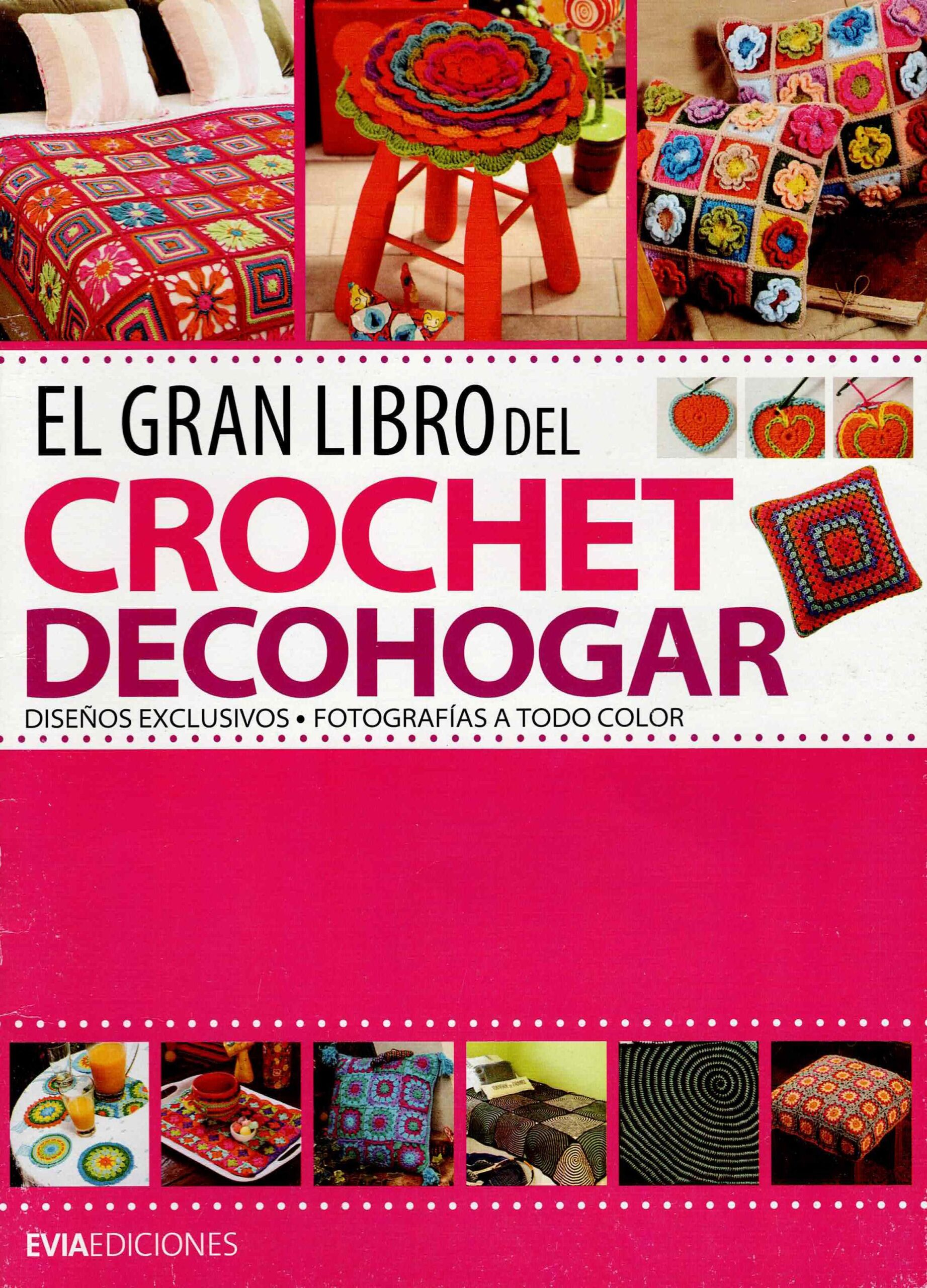 “Portada del libro ‘El Gran Libro del Crochet Decohogar’. La portada muestra varios proyectos de crochet coloridos: una colcha de cama con cuadros tejidos, un piso decorado con una gran flor tejida, un cojín hecho con motivos cuadrados y pequeños adornos en forma de corazón. Abajo se ven más ejemplos de manteles, cojines y tejidos circulares. El diseño usa una franja grande de color fucsia y fotografías a todo color. Editorial Evia Ediciones.”