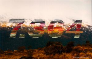 Fotografia de la isla de Puerto Eden, intervenida con bordado escribiendo el numero 7.364 cifra de contagiados de COVID en algún mes de 2020.