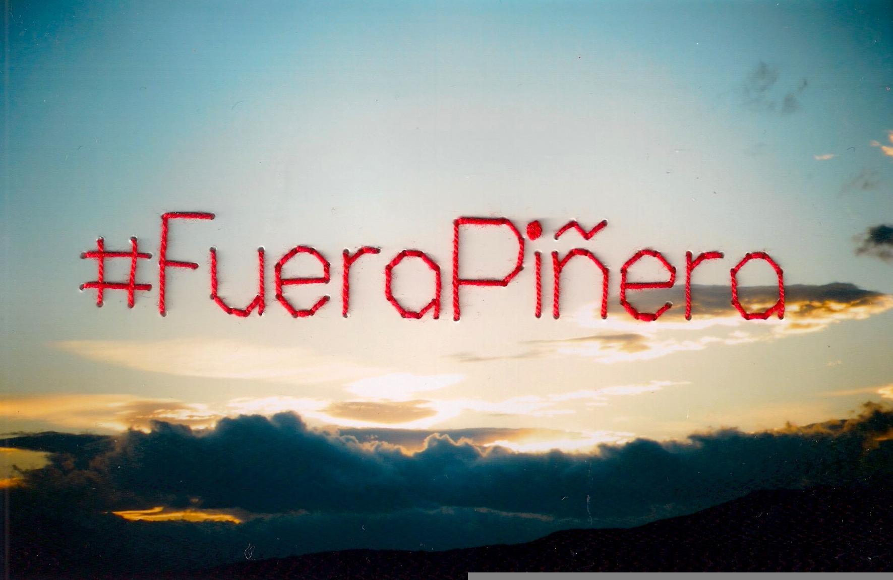 Fotografia de cielos de Magallenes, intervenida con el texto FueraPiñera en contexto 2019 2020 en Chile.