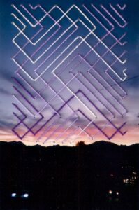 Fotografía de atardecer en Punta Arenas y el cielo esta intervenido con bordado en gormas geometricas.