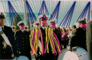 Fotografia analoga de desfile de fuerzas armadas en Punta Arenas, intervenida con bordado libre.