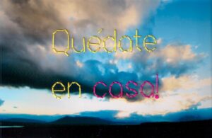 Fotografía de cielo en sector Cerro Guido, Región de Magallanes, Chile, intervenida con bordado de texto que dice Quédate en casa! frace en contexto pandemia Covid 2020.