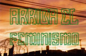 Fotografia atardecer de Punta Arenas, intervenida en el cielo con texto bordado que dice Arriba el Feminismo