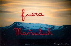 Fotografía de fiordo camino a Puerto Eden, intervenida con bordao que dice Fuera Mañalich, en contexto a ministro de salud en epoca de Covid 2020.